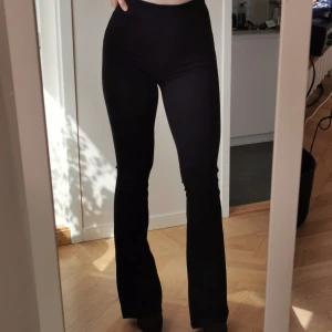 Flared leggins S - Utsvängda leggins från BikBok, sparsamt använda då de är alldeles för långa för mig. Jag är 165 cm så passar någon som är lite längre än jag! Köparen står för frakt på 60 kr eller möts upp i centrala gbg! Hör av er om ni har några frågor! 