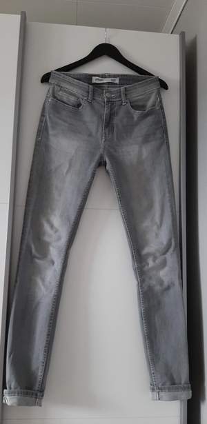 Gråa jeans från Burton Menswear. Knappt använda. 30 i midjan medan benen snarare är 32. (Lång 30)               FRI FRAKT inom Sverige.