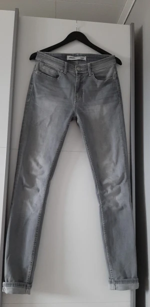 Jeans - Gråa jeans från Burton Menswear. Knappt använda. 30 i midjan medan benen snarare är 32. (Lång 30)               FRI FRAKT inom Sverige.
