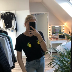 Nakd t-shirt, strl xs  - En söt nakd topp, använd få gånger och strl xs. Du som köpare står för frakten. 