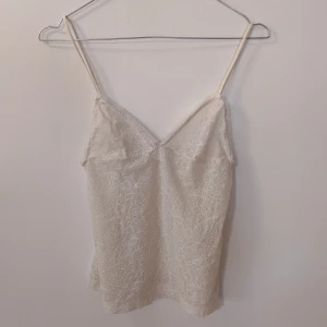 Vitt linne - Vitt genomskinligt linne från twilfit. Passar storlek XS-S. Möts upp på Södermalm eller så tillkommer frakt ✨