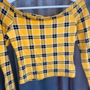  - Gul off shoulder tröja med rutigt mönster. Jag säljer den nu då jag inte använder den längre, den är i superfint skick o fungerar till många olika tillfällen.