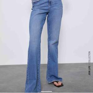 Flare jeans från Zara, helt nya skitsnygga, som lång ca 175 går dem långt ner och ser utmärkt ut. Skriv om ni vill ha andra bilder än modell bilderna som är på Zaras webb! Köpte för 359 säljer 200 ink frakt  