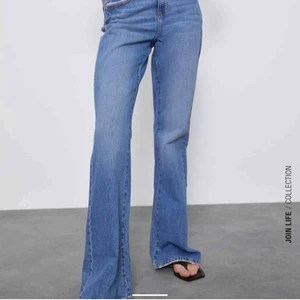  - Flare jeans från Zara, helt nya skitsnygga, som lång ca 175 går dem långt ner och ser utmärkt ut. Skriv om ni vill ha andra bilder än modell bilderna som är på Zaras webb! Köpte för 359 säljer 200 ink frakt  