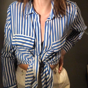  - Vårig, tunn skjorta. Säljer pga har en liknande redan. Inte speciellt använd. 