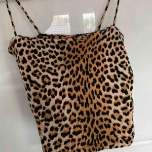 Säljer detta supergulliga leopard-linne från Gina som är perfekt till sommaren! Köparen står för frakten 🖤🖤