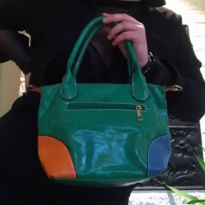  - Säljer min älsklings väska i skinnimitation köpt på mallis🧡 Bra skick förutom lite slitningar där banden börjar (syns på sista bilden) och därav priset. Inget speciellt märke men inköpt för runt trehundringen