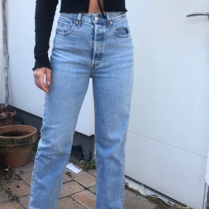 Levi’s ribcage straight leg  - Slutsålda överallt! Helt nya och oanvända! I modellen ”ribcage straight leg”, riktigt snygga!! 