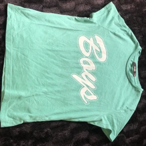 Pyjamaströja - Tröja från BikBok. Självklart kan man använda den som vanlig tröja men jag har mest använt den som pyjamaströja. Använd ett fåtal gånger. Frakt ingår🌸 