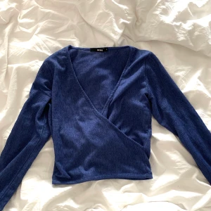 Topp  - Jättefin blå/lila topp från bikbok 💜 Knappt använd och sitter jättefint (skicka privat för fler bilder) 💖
