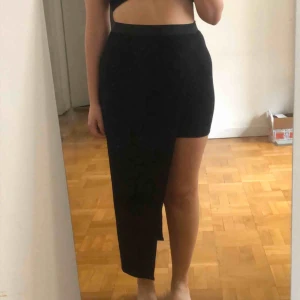 Asymetrisk kjol från Weekday - 🔹 Jersey Kjol från Weekday som inte kommer till användning längre. 🔹Köparen står för frakten, 62 🔹 Hämtas annars upp i Vasastan.