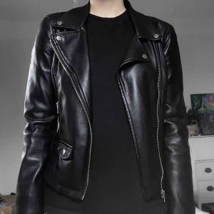  - Jättefin, en aning figursydd bikerjacka i skinn imitation:)