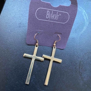  - Örhängen som kors. Mötas i Uppsala eller skickas. Köpare står för frakt. Swish eller kontant. Pris kan diskuteras💗