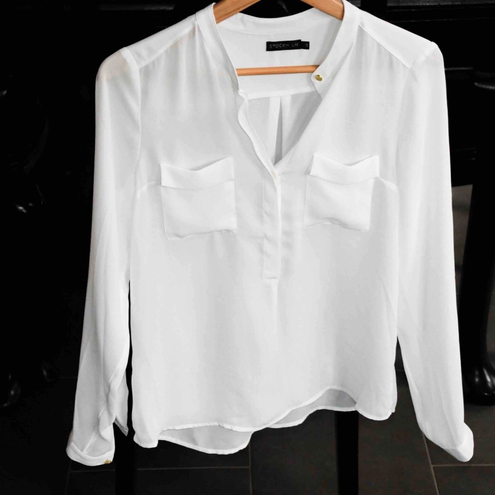 En så så fin vit blus- i dunder kvalitet, den är använd en gång. Är köpt på MQ, kollektionen heter stockholm LM.   I perfekt skick, letar man efter en elegant vit blus att stoppa innanför kostymbyxan- då har man hittat rätt! 🧡🤍🧡  🤍Tar emot bud 🤍. Blusar.