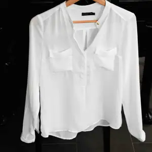 En så så fin vit blus- i dunder kvalitet, den är använd en gång. Är köpt på MQ, kollektionen heter stockholm LM.   I perfekt skick, letar man efter en elegant vit blus att stoppa innanför kostymbyxan- då har man hittat rätt! 🧡🤍🧡  🤍Tar emot bud 🤍