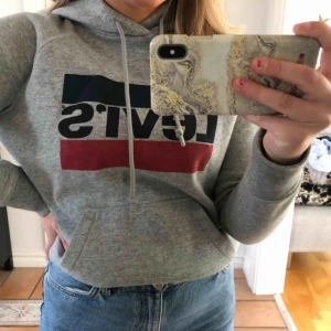  - Säljer denna fina grå hoodien från Levi’s, pågrund av ingen användning längre. Storlek XS!! 