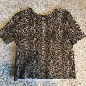 T-shirt med orm-mönster - Snygg t-shirt från Zara. Använd 1 gång, säljer pga för liten. Lite tjockare material. Köparen står för frakten🌟🌟