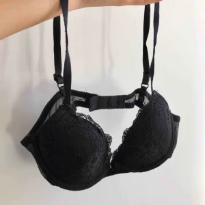  - Svart spets bh. I använt skick. (Frakt tillkommer om den ska skickas)