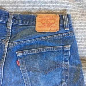  - Superfina Levis 501- shorts. Står storlek W34 men skulle säga att de är mer som M, de passar mig som kan ha W28-W30 i byxor. Kan släppa dem för mindre vid snabb affär:) Frakt tillkommer! 💛