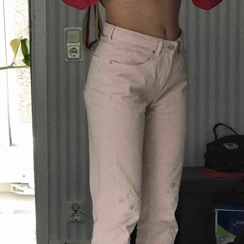 Superfina ljusrosa boyfriend-jeans, köpta för ett tag sen och säljs då de inte kommer till användning längre ☺️ Skriv om ni har några frågor🌸 (smutsen på bild 2 är på spegeln). Jeans & Byxor.