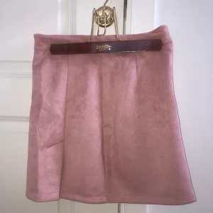 Sammetskjol storlek S - Ljusrosa sammetskjol som har blivit för liten - har vanligtvis M över höfterna. Den har en dragkedja på sidan och är i jättebra skick. Den har även en liten slits. Vis intresse kan jag antingen mötas upp i Stockholm eller frakta - köparen står för frakten
