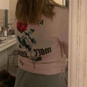  - Rosa t-shirt med tryck bak och texten ”More amour” framtill, köpt på H&Ms killavdelning och har bara använt den 2 gånger så i nyskick🤍🤍 frakt blir 33kr