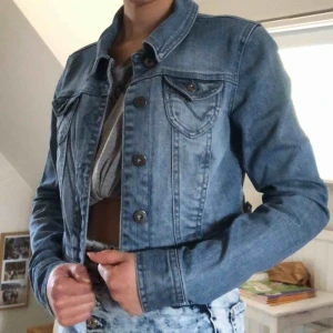  - En välanvänd jeansjacka från only, fortfarande i bra skick. OBS! Köpare står för frakten.