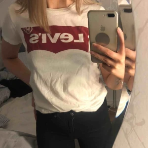  - Klassisk t-shirt från Levis i storlek XS. Priset är inklusive frakt 💓