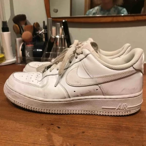  - Vita Nike Air Force. Använda men i gott skick och tvättas innan försäljning. 