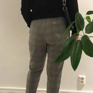  - Checkered kostymbyxor från hennes❣️De är i storlek L så på M sitter de snyggt oversized som på bilden. Det är medelhög midja men det finns hällor till skärp.  