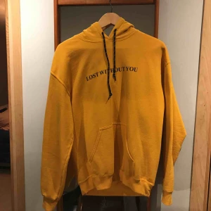  - Hoodie från The Ragged Priest. Gott skick. 