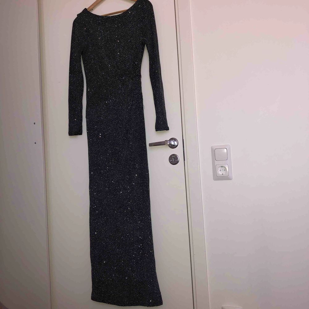 Säljer denna fina maxi shimmer klänningen från Wallis Uk. Storleken är 38 men den sitter också perfekt om man vanligtvis tar storlek 36. . Klänningar.