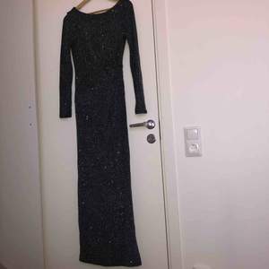 Säljer denna fina maxi shimmer klänningen från Wallis Uk. Storleken är 38 men den sitter också perfekt om man vanligtvis tar storlek 36. 