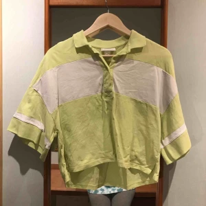  - Gul/grön pike som är kortare i modellen. 