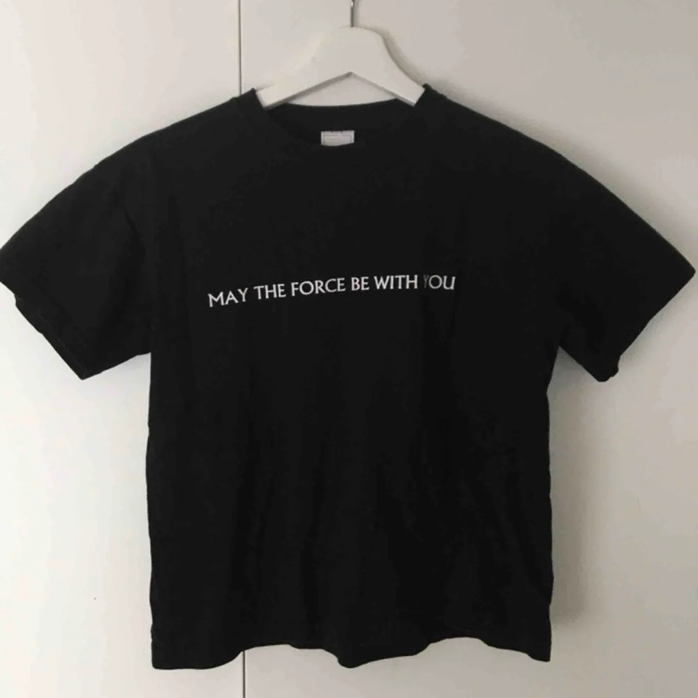 Säljer en snygg svart t-shirt med text där fram och tryck på ryggen. Passar bra på XS och liten S. ☺️. T-shirts.