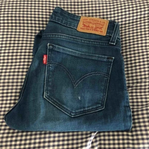  - Levi’s jeans. Blåa modell 711 skinny. Har tyvärr ett litet hål på ena knät men det går att fixa så att det ser snyggt ut. Skriv i PM för fler bilder.