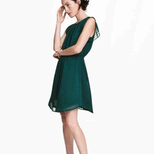  - Smaragdgrön klänning med fjärilsärm, storlek S. Passar en xs-m då den har stretchig resår i midjan.  Fri frakt 