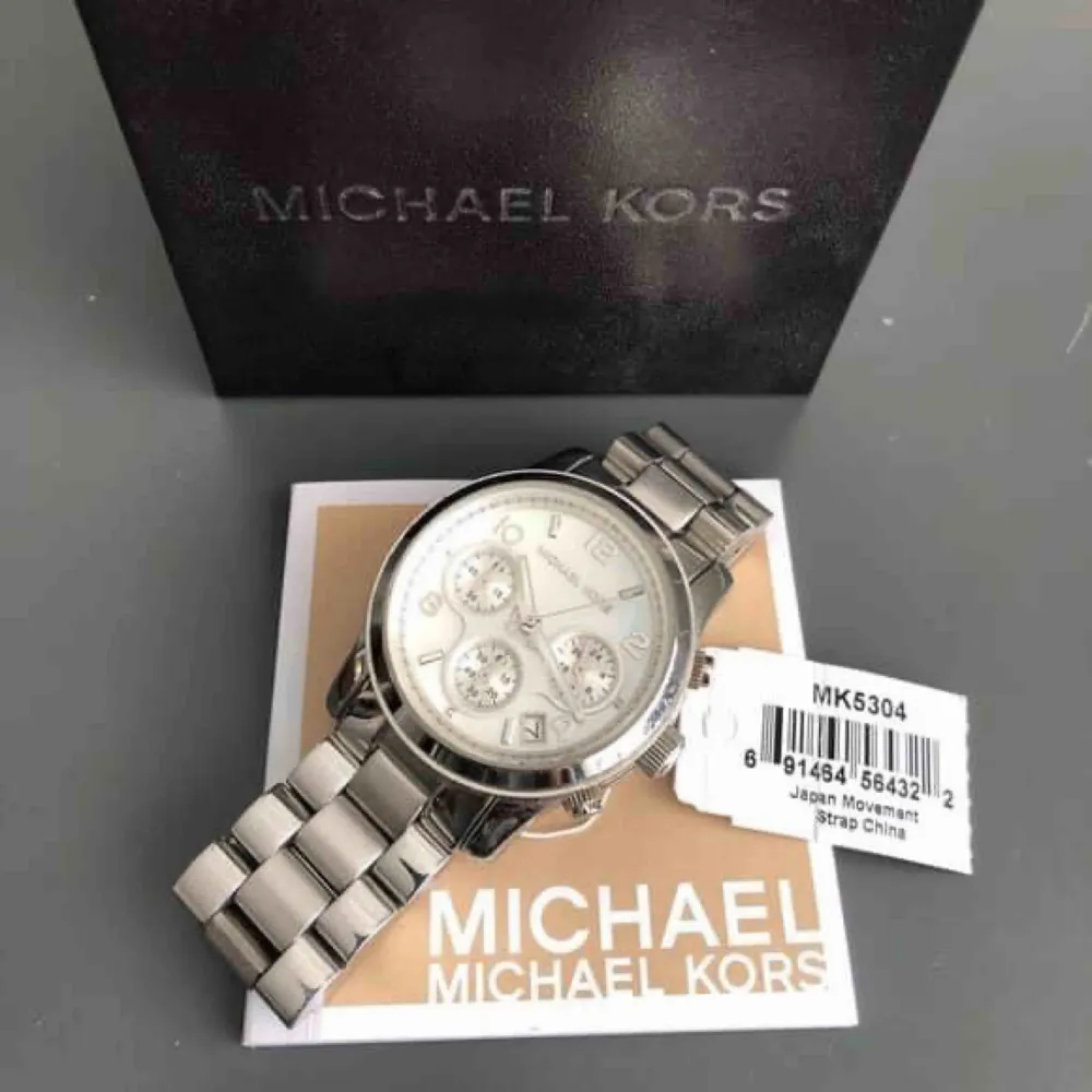 Äkta Michael kors klocka, sparsamt använd. Fortfarande fint skick! Med tillbehör. Batteri måste bytas och bjuder därför på frakten.. Accessoarer.