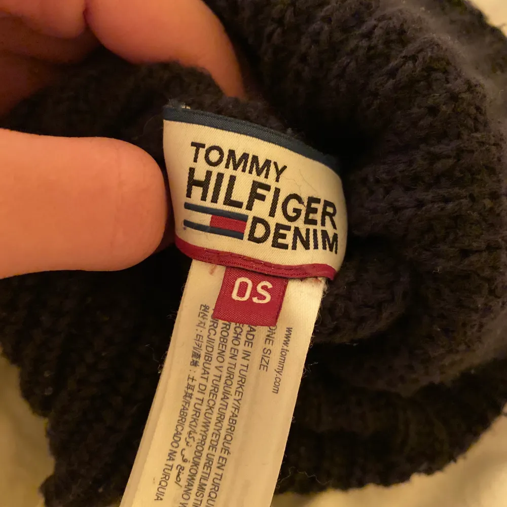 Enkel Tommy hilfiger mössa stickat . Accessoarer.