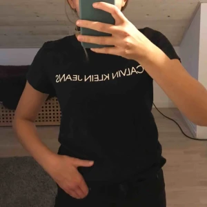  - Svart t shirt från Calvin Klein! Knappt använd och i väldigt bra skick☺️