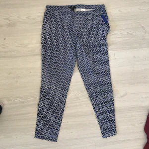 H&M byxor i storlek 36 - Mönstrade byxor i storlek 36, har inte använts de så mycket. 