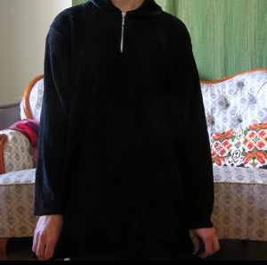  - Myströja med dragkedja.