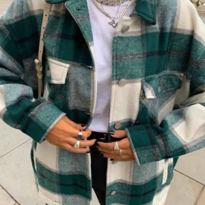  - Jätte fin populär jacka från zara, Perfekt till våren och lite kallare sommarkvällar,   Den har ett litet hål på ryggen som är ihop sytt och knappt syns  Bara att höra av sig för fler bilder 💕  Köpare står för frakt eller möts upp  