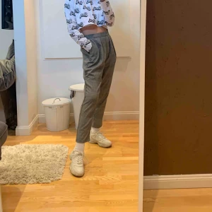  - Superfina kostymbyxor från monki! Knappt använda