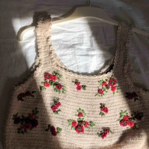  - Jättesöt stickad topp /linne från Zara köpt förra året . Aldrig använd och som ny ! 🧚🏻‍♀️✨