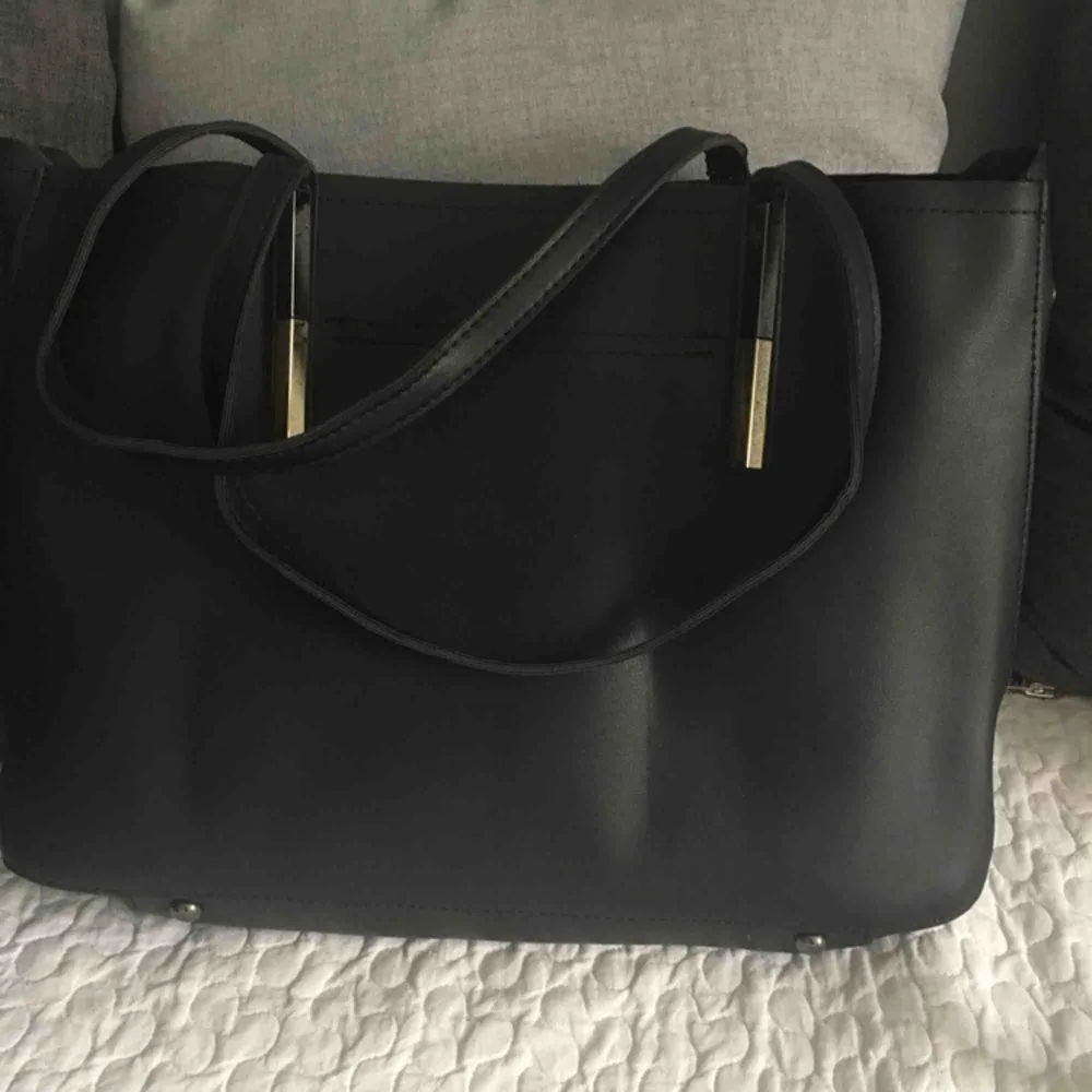 Helt ny Sandrine Väska till kommer med en mindre handväska eller kan användas som sminkväskan . Väskor.