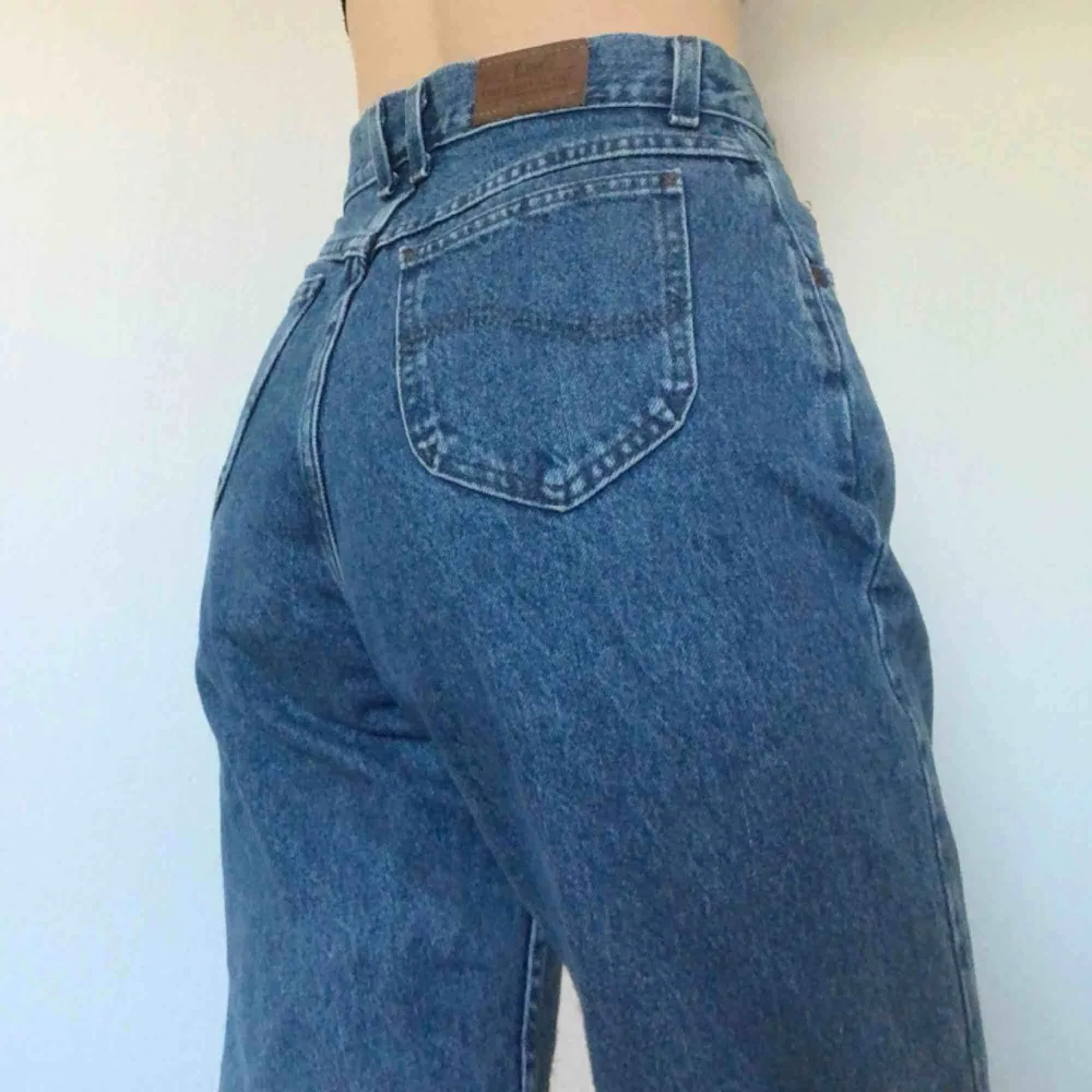 Så snygga vintage lee jeans i en somrig blå färg ➭ frakt på 50 kr tillkommer. Jeans & Byxor.
