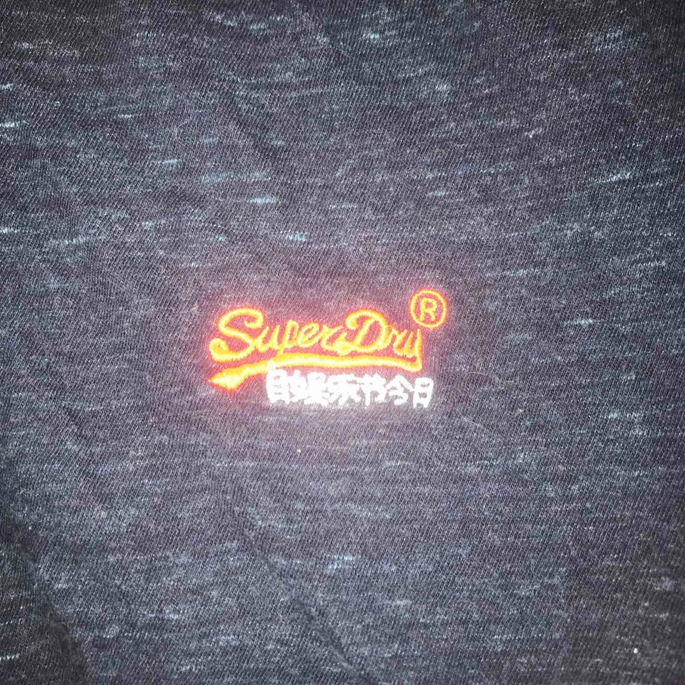 en blå superdry trrlja, sällan använd, köparen står för fraken och betaalningen sker genom swish. T-shirts.