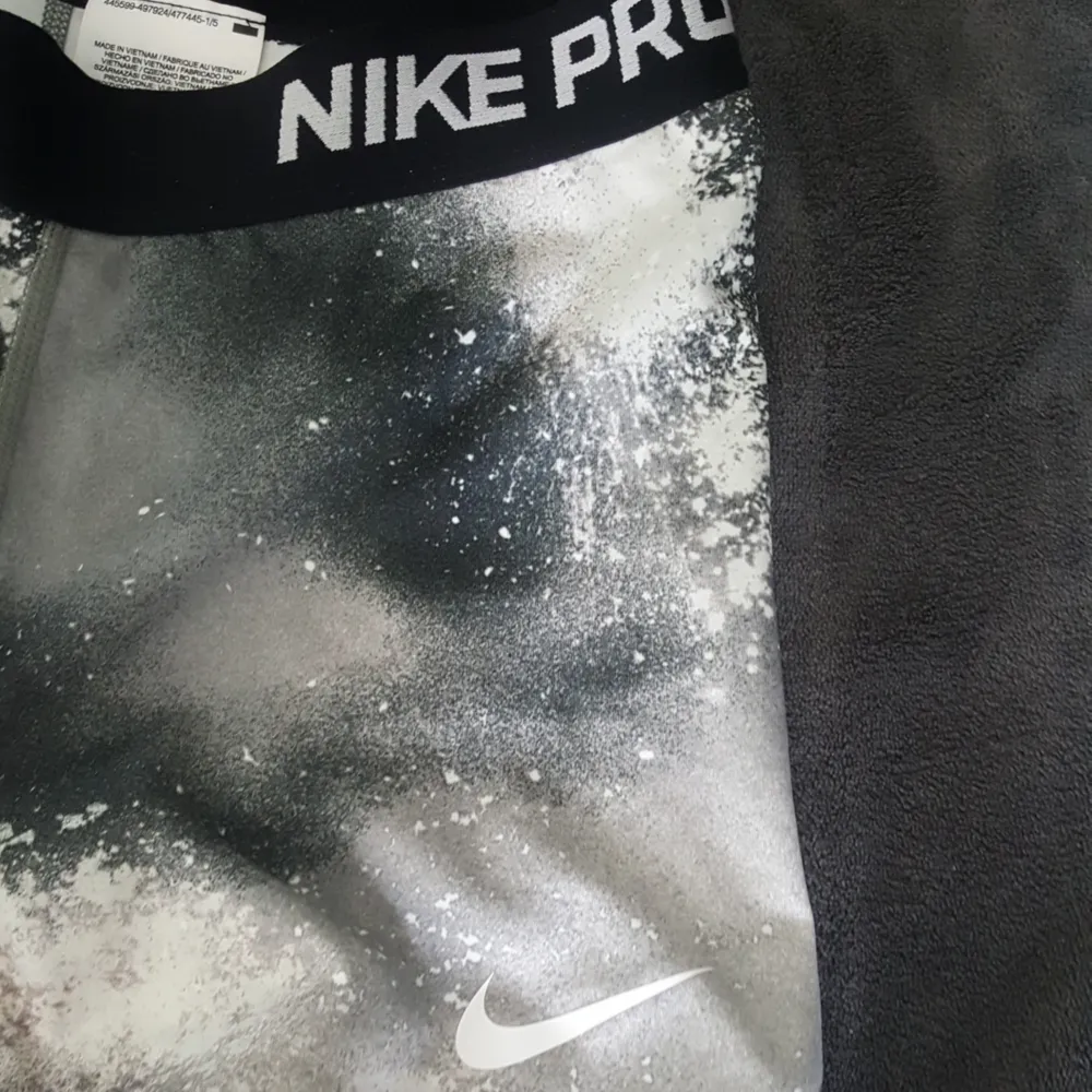 Nike träningsshorts stl M i rymd grå Vid köp av flera kläder så kan man få billigare paketpris Köparen står för frakten. Shorts.