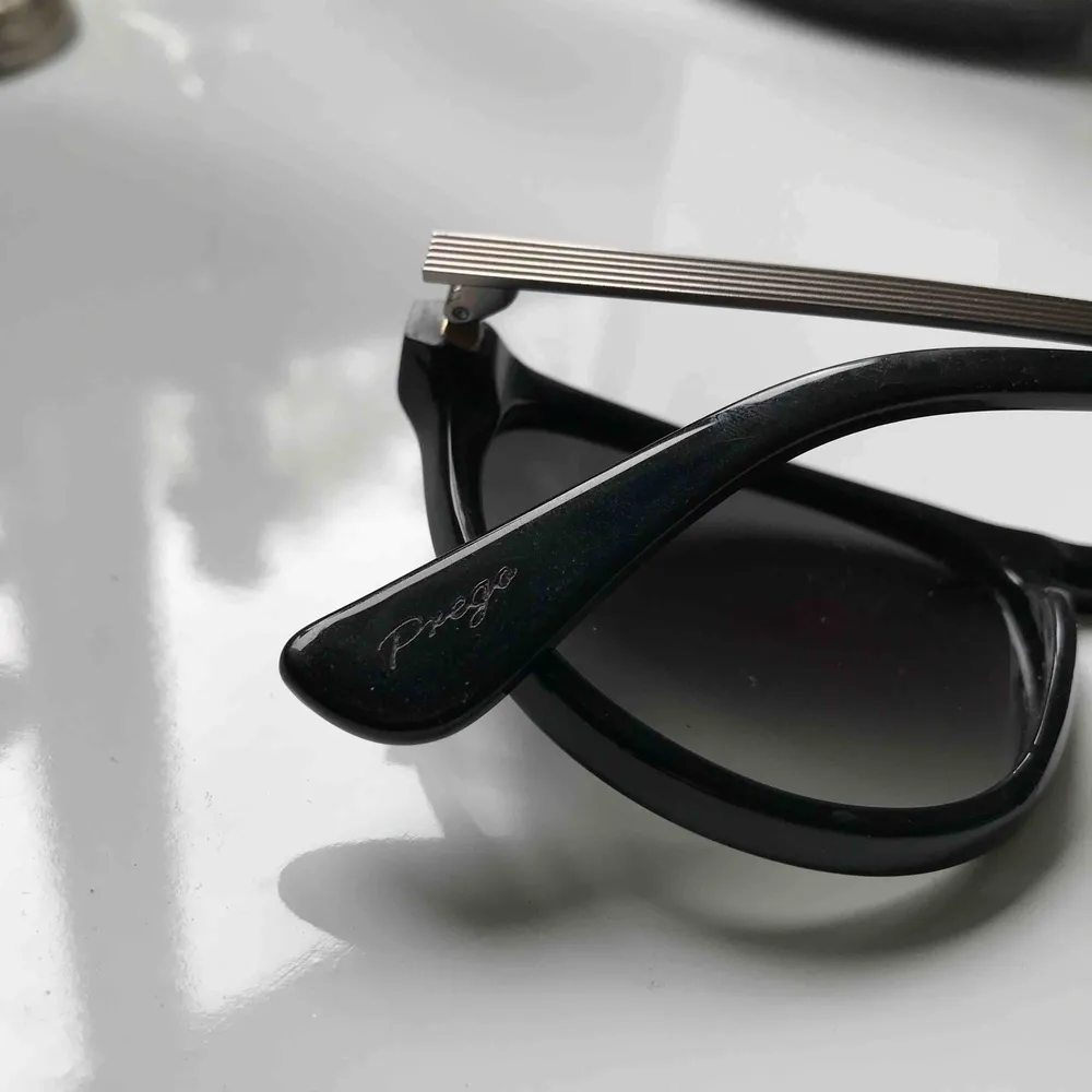 Solbrillor med uv-skydd från ett danskt märke som heter Prego, knappt använda inga repor. Accessoarer.